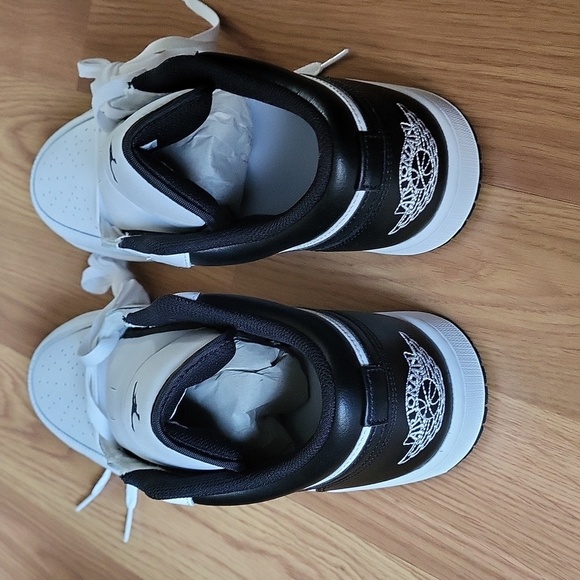 NIB Nike Air Jordan 1 Retro Low Mens Size 11 White/Black-White - Picture 9 of 10